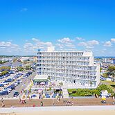 Commander Hotel & Suites