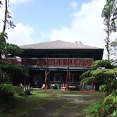 Aloha Crater Lodge and Lava Tube