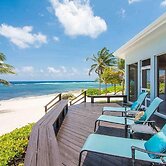 Peaceful Ocean Front Beach House in Bodden Town