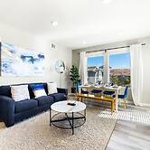 Chic Apt w Jacuzzi Pool BBQ Mountain Views