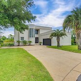 Luxe Gulf Breeze Home w/ Patios - 4 Mi to Beaches!