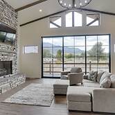 Chic Utah Getaway w/ Fireplace, Sauna & 2 Decks!