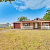 20 Mi to Austin: Texas Farmhouse on 10 Acres