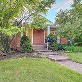 Royal Oak Home: 13 Mi to Downtown Detroit