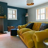 Remarkable 4-bed House Near Leeds Airport