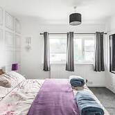 Come & Unwind in Charming 5 Bed House in Blackburn