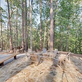 Mississippi Retreat w/ Hot Tub, Deck & Lake Views!