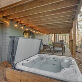 Mississippi Retreat w/ Hot Tub, Deck & Lake Views!