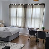 1 Bed Flat - Sleeps 3 - Parking - Wifi