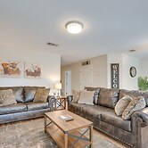 Sunny Universal City Home ~ 18 Mi to San Antonio!