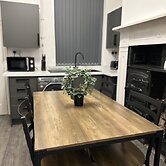 5-bed Apartment in Altrincham Near Airport