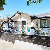 Immaculate 3bdr Private Bungalow, Walk to Beach!