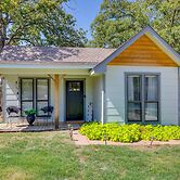 Charming Granbury Cottage Retreat w/ Private Patio