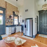 Chic & Historic Apartment ~ 6 Mi to Louisville!