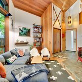 Rhododendron Creekside Cabin w/ Hot Tub & Fire Pit