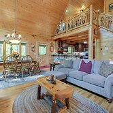 Creekside Maggie Valley Cabin: 2 Mi to Skiing!