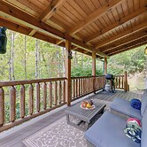 Creekside Maggie Valley Cabin: 2 Mi to Skiing!