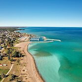 Dom Rodzinny Lakeview Getaway - Walk to Lake Huron