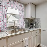 Central Auburn Apartment w/ Porch: Pets Welcome!