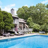 Meadowood Manor by Rovetravel Heated Pool