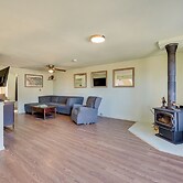 17 Mi to Town: Peaceful Pet-friendly Golden Cabin!