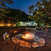 CosmicStays Kokiraj Lakehouse - Waterfront Retreat