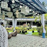 Jardin De Ysabelle and Hobbiton Cafe