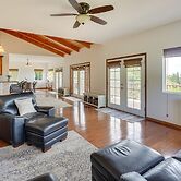 Hawaiian Retreat w/ Ocean Views in Captain Cook!