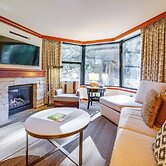 Breathtaking Olympic Valley Gem: Walk to Chairlift