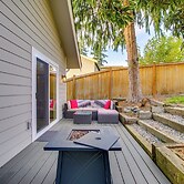 Modern Kirkland Home w/ Private Yard & Fire Pit!