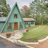 A-frame Cottage w/ Deck ~ 5 Mi to Lake Bastrop!