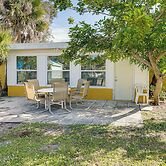 Pet-friendly Englewood Home - 4 Mi to Beach!