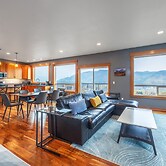 Spring Haus 2 Bedroom Home by RedAwning