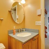 Sunny Stratton Townhome ~ 1 Mi to Skiing!