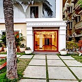 DE CROWN LUXURY HOTEL