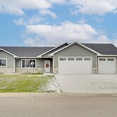 Family-friendly Brookings Home: 3 Mi to Downtown!
