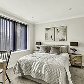 Chic and Contemporary Retreat in Brentford