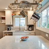 Eclectic Iowa City Cottage w/ Fire Pit!