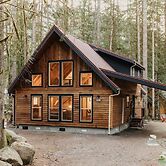 39gs - Hot Tub - Wi-fi - Pets Ok 3 Bedroom Cabin by RedAwning