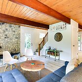 Modern Oregon Getaway w/ Fireplace, Yard & Deck