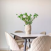 Sanders Cruise - Spacious 2-bdr Apt With Balcony