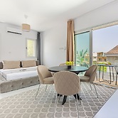 Sanders Cruise - Elegant Studio Apt With Balcony