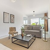 Sanders Cruise - Modern 2-bdr Apt With Balcony