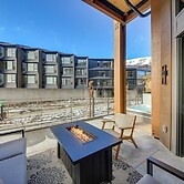 Luxe Schweitzer Condo w/ Hot Tub: Ski-in/ski-out!