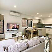 StayAU Modern 4BR Townhouse Bayswater