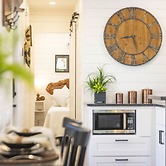 The Woods- Container Tiny House 12 min to Magnolia Baylor Downtown