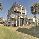Steps to Sand: Pirates Beach House in Galveston!