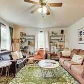 Charming Gardiner Home w/ Yard & Sunroom