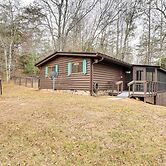 Peaceful Warne Cabin: Fenced Yard & Screened Porch