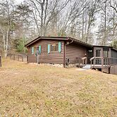Peaceful Warne Cabin: Fenced Yard & Screened Porch